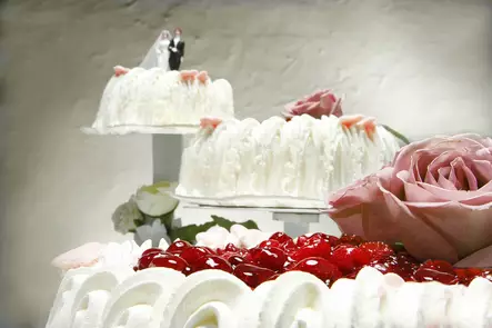 Hääkakku spiraalitelineessä - Hääkakku - 7002 - 2